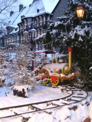 Kinder Eisenbahn im Mini Weihnachtswald